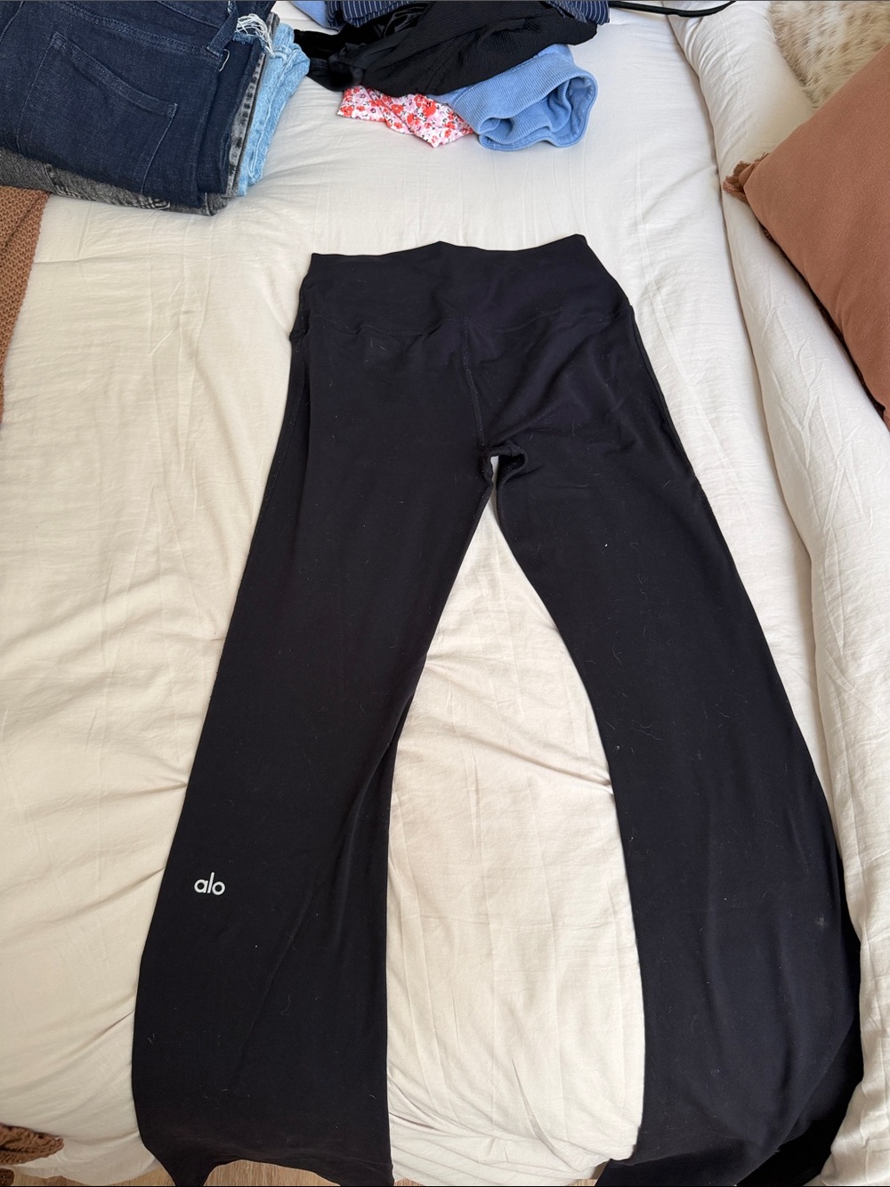 ALO Yoga women’s Black Flared Leggings